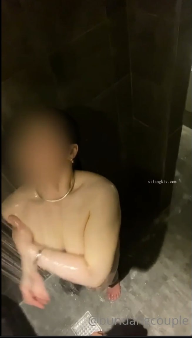 P站网红吃肉棒诱惑！吃得真销魂 仿佛在舔冰淇淋~